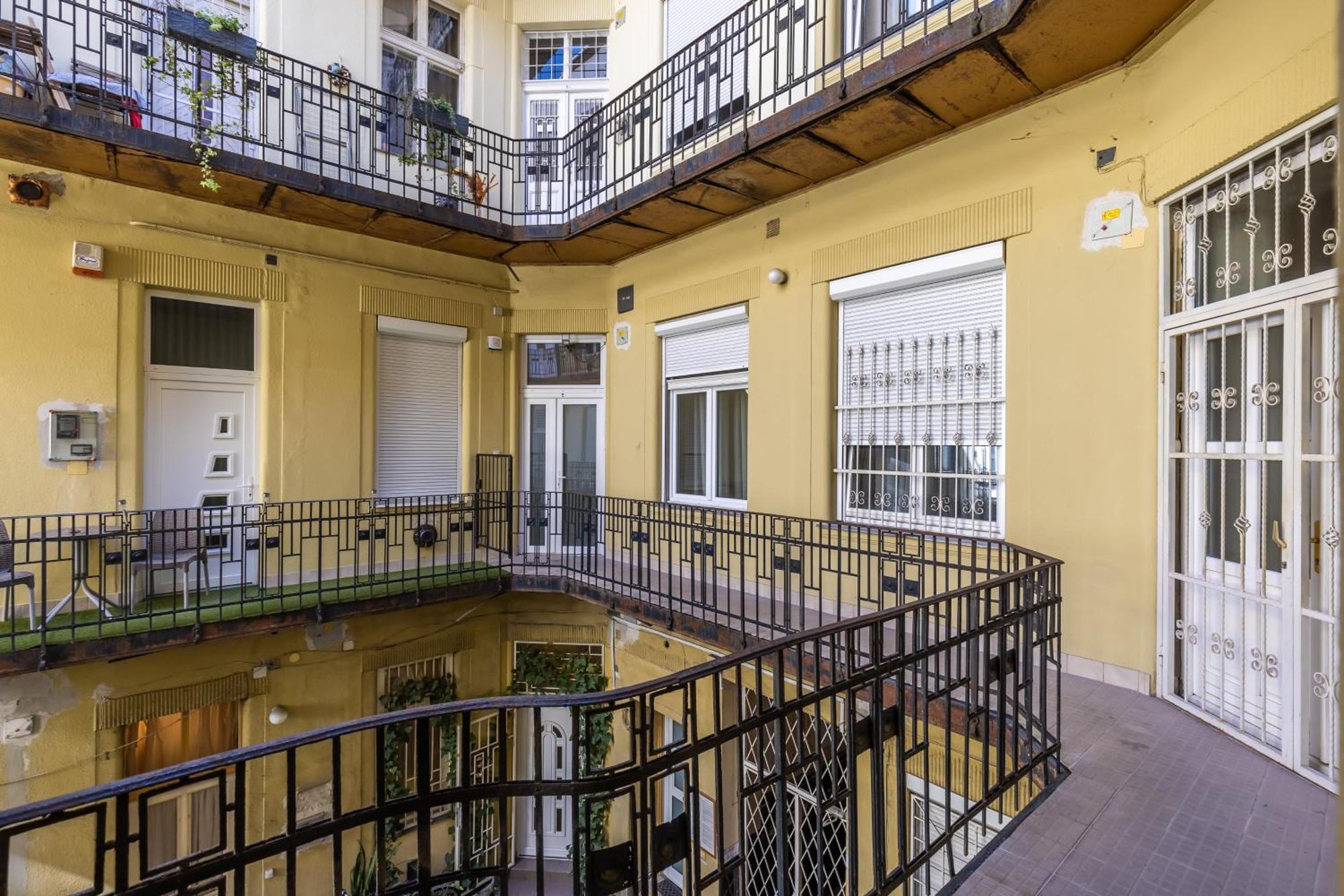 Real Apartments Lovag Budapest Exterior photo